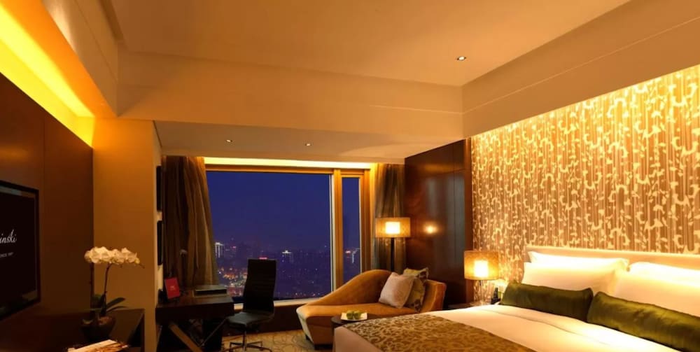 Superior Room, 1 King Bed, City View photo 2
