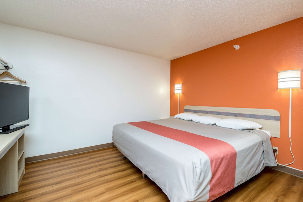 Standard Suite, 1 King Bed, Smoking photo 1