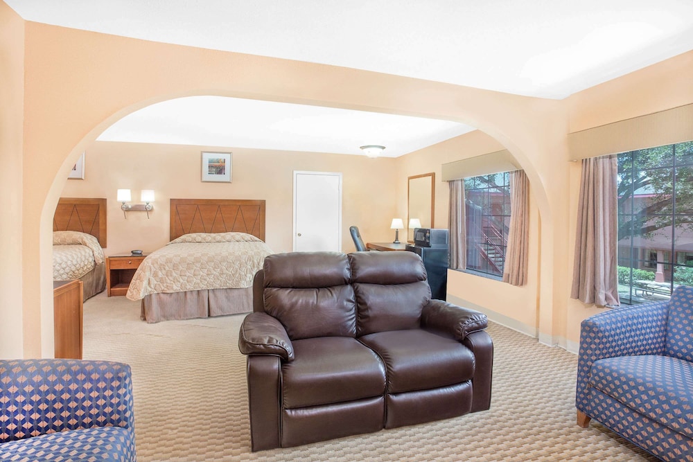 Suite, 2 Queen Beds, Hot Tub photo 2