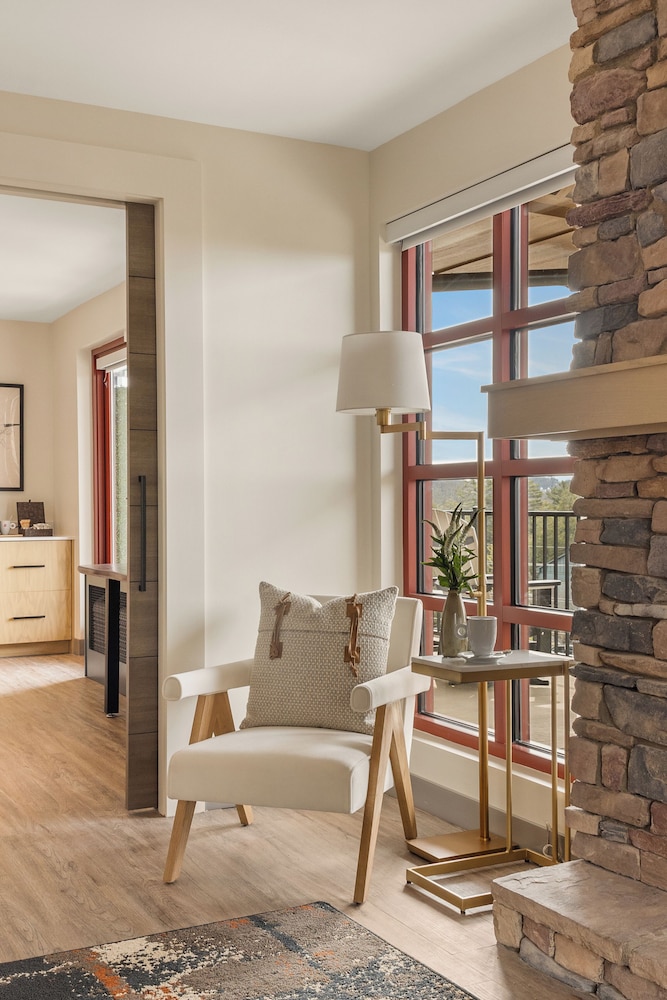 Signature Suite, 1 King Bed with Sofa bed, Balcony, City View photo 2