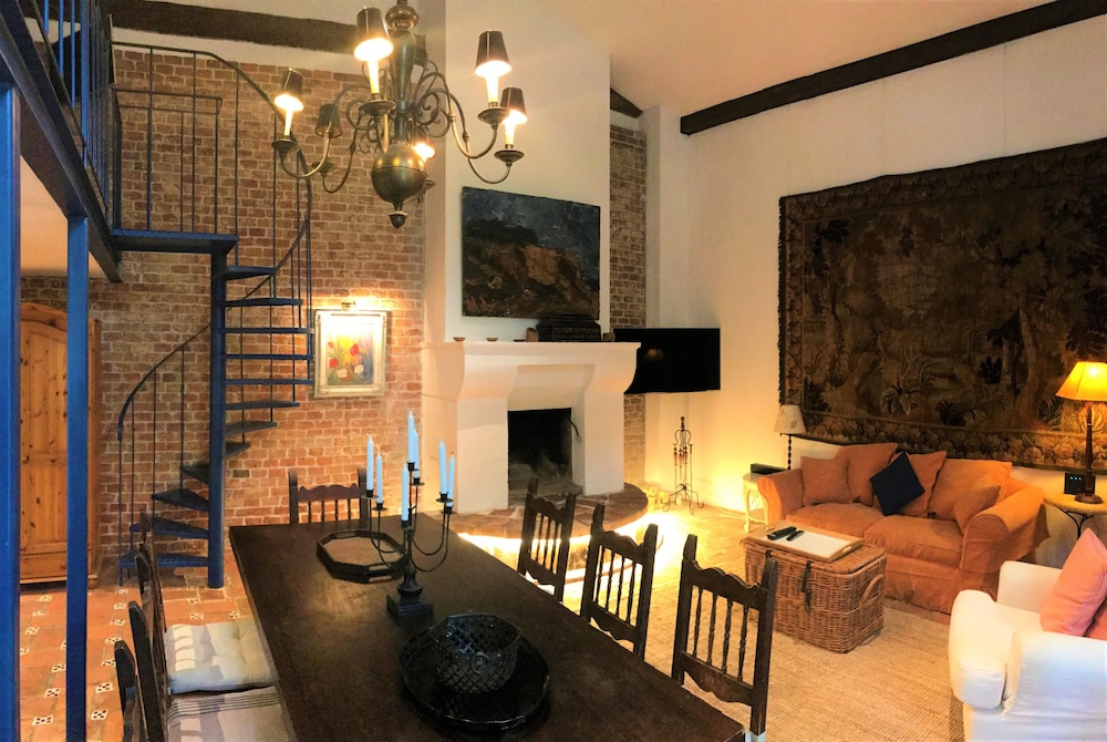 Exclusive Duplex, 2 Bedrooms, Fireplace, Garden Area