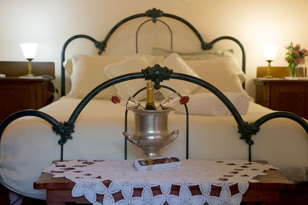Romantic Double Room, Non Smoking, Balcony (Queen w/ private Bath (3)) photo 2