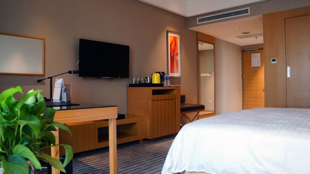 Superior Room, 1 King Bed photo 3