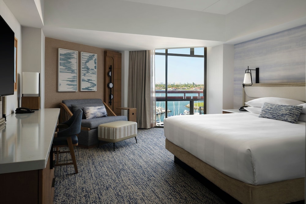 Room, 1 King Bed, Bay View (Corner) - Photo 4