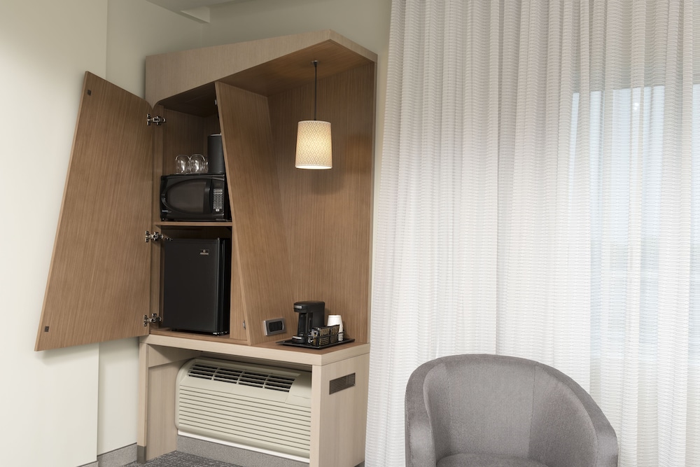 Suite, 1 Bedroom, Balcony (Mobility/Hearing Access, Roll-In Shwr)