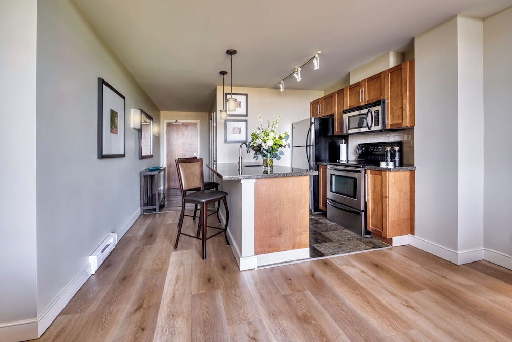 Suite, 2 Bedrooms - Photo 14