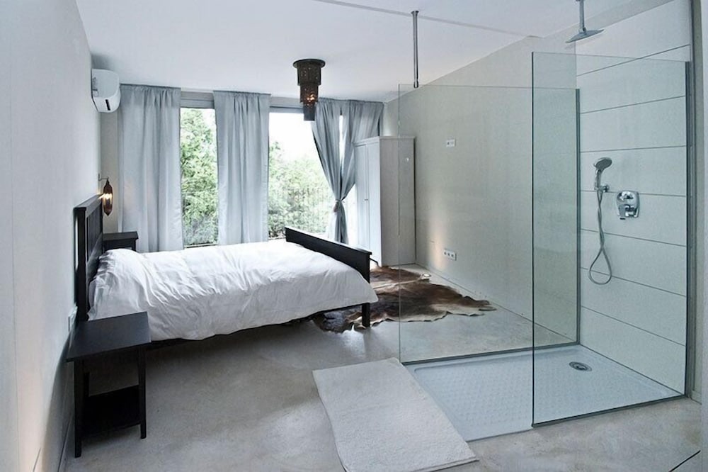 Grand Room, Balcony