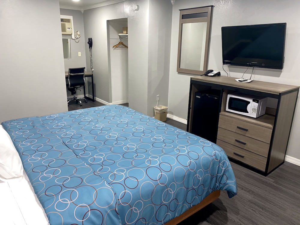Deluxe Room, 1 King Bed, Smoking photo 3