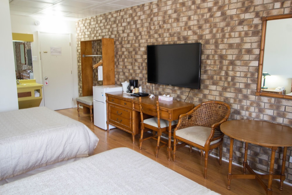 Standard Room, 2 Queen Beds photo 2