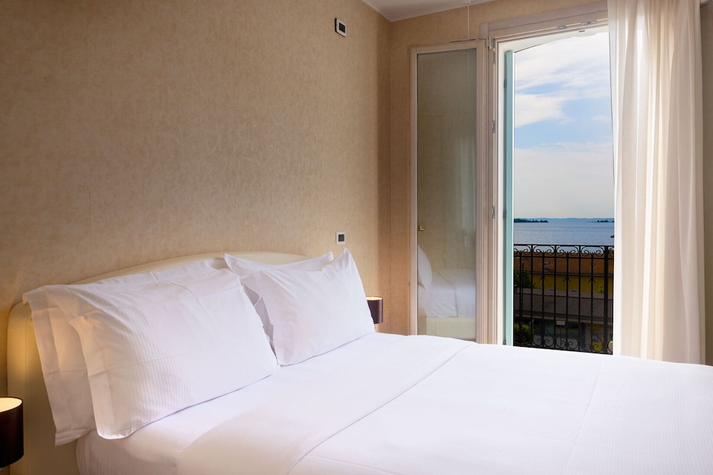 Superior Quadruple Room, Balcony, Lake View photo 1