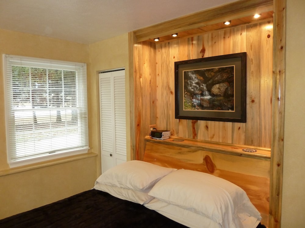 Room, 1 Queen Bed, Private Bathroom, Ground Floor (Blacktail Mountain) photo 1