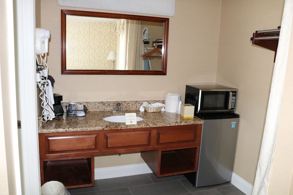 Standard Room, 1 Queen Bed, Non Smoking, Jetted Tub photo 2