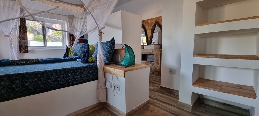 Deluxe Studio Suite, Multiple Beds, Pool View photo 2
