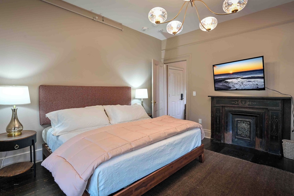 Chapman House Queen Suite, Pink Room