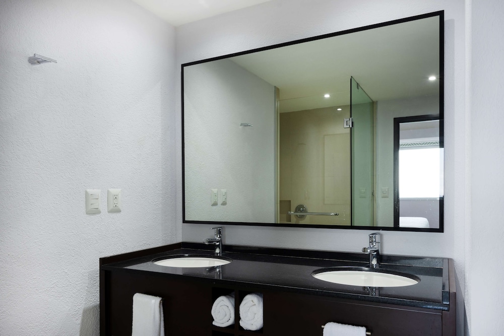 Studio, 1 King Bed, Refrigerator (Wet bar) - Photo 9