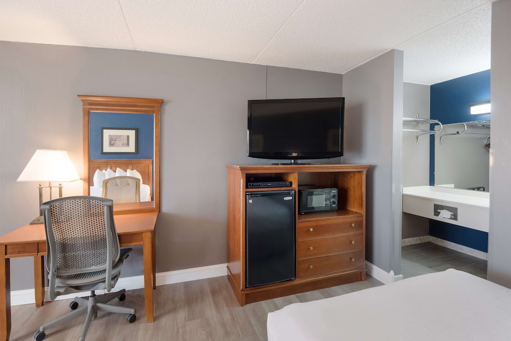 Standard Room, 2 Double Beds, Non Smoking, Refrigerator & Microwave (Pet Friendly) - Photo 4