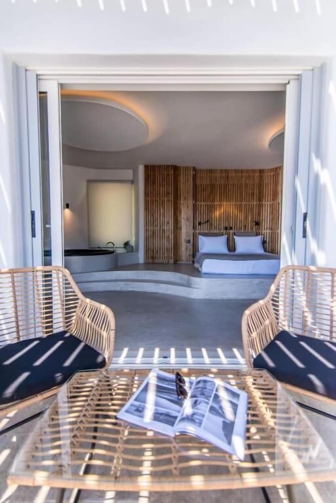 Deluxe Suite with Panoramic Sea View - Photo 6