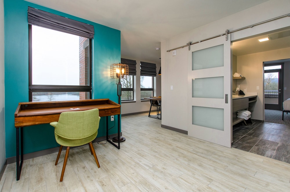Suite, 1 King Bed, Balcony, River View (Osprey Executive King Suite with Rive)