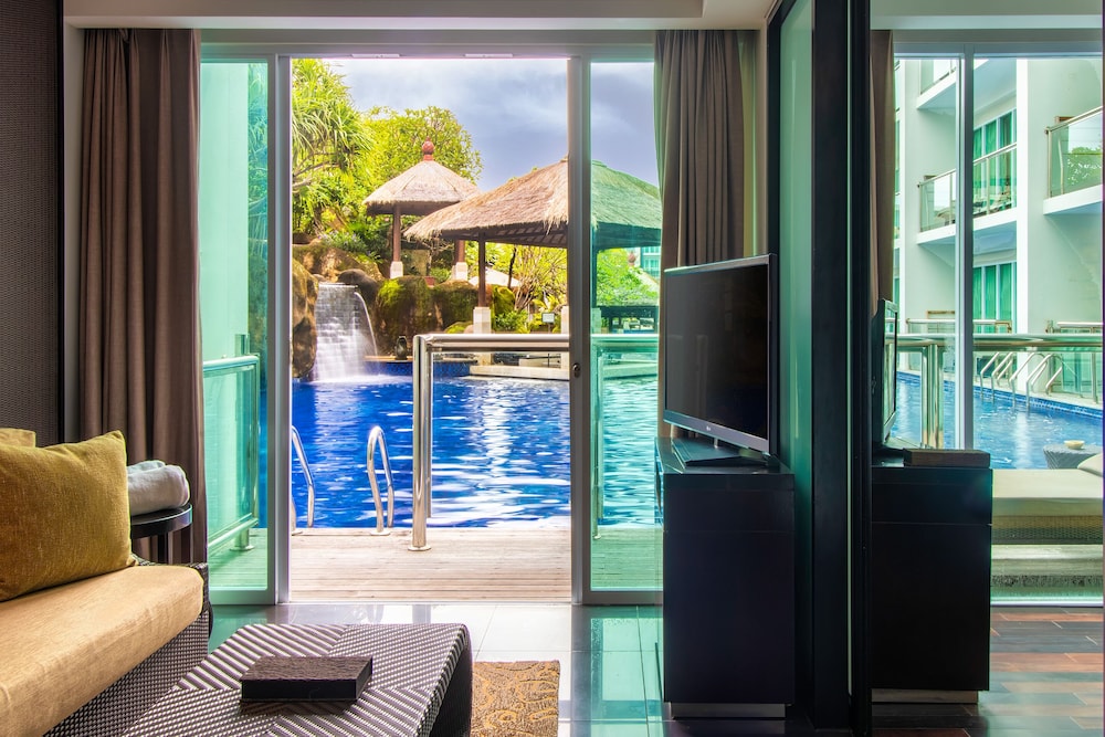 Deluxe Pool Access Suite photo 2