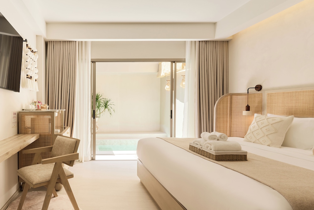 Signature Room, 1 King Bed, Pool View