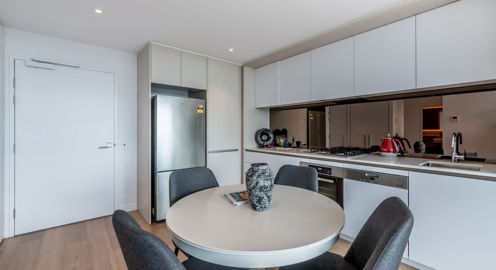 1 Bedroom Apartment + Study with Stadium & Harbour Views - Photo 2