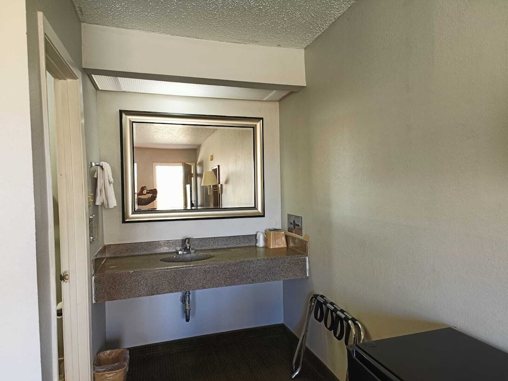 Room, 2 Double Beds, Non Smoking - Photo 7