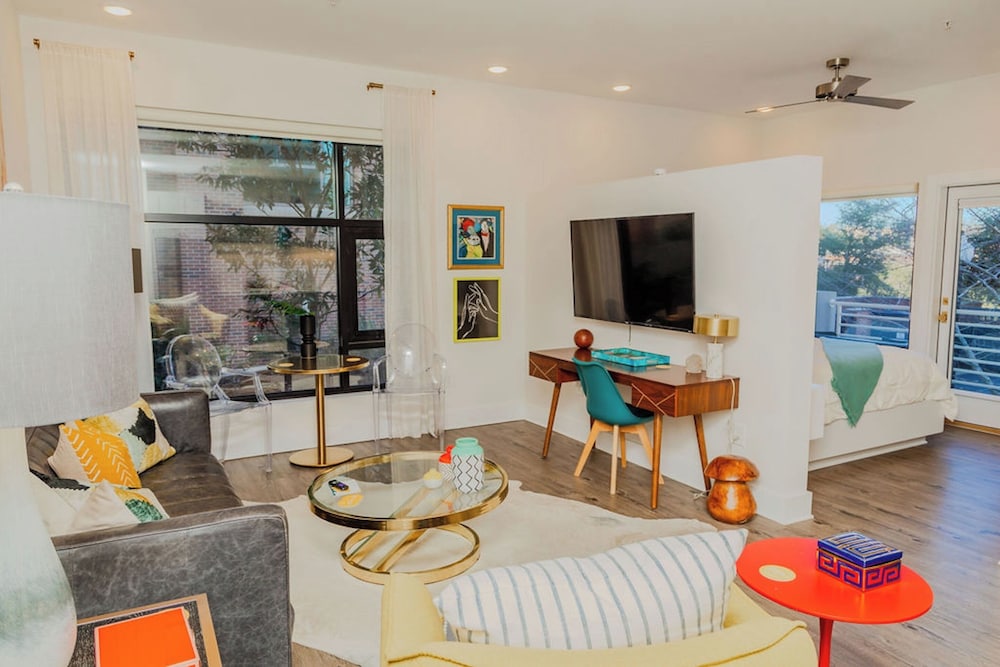 The Hive 102 King w/ Balcony Pet Friendly photo 1