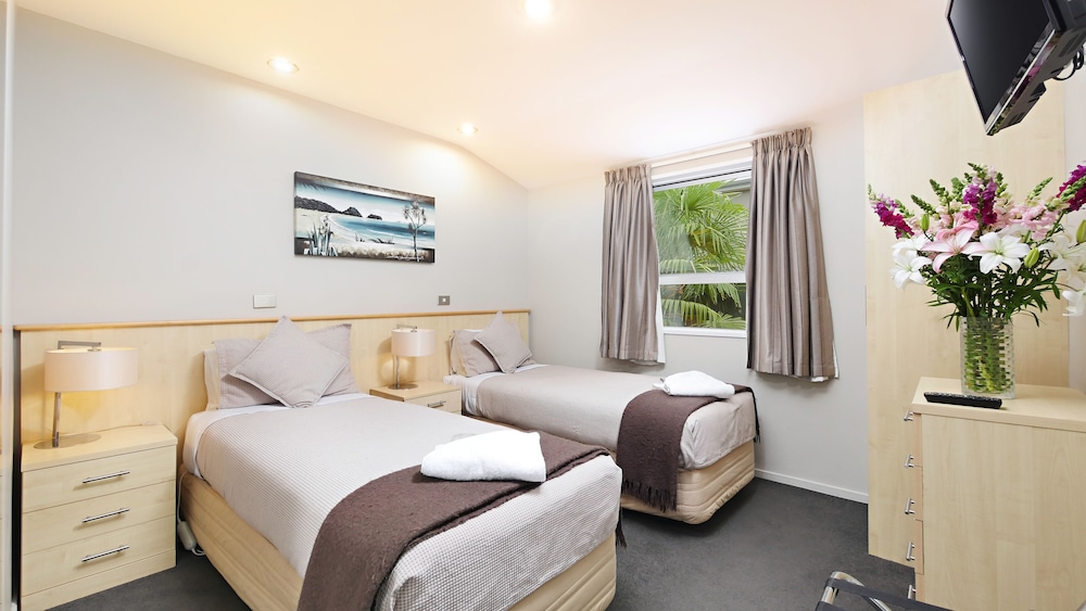 Two Bedroom Deluxe Suite - Photo 6