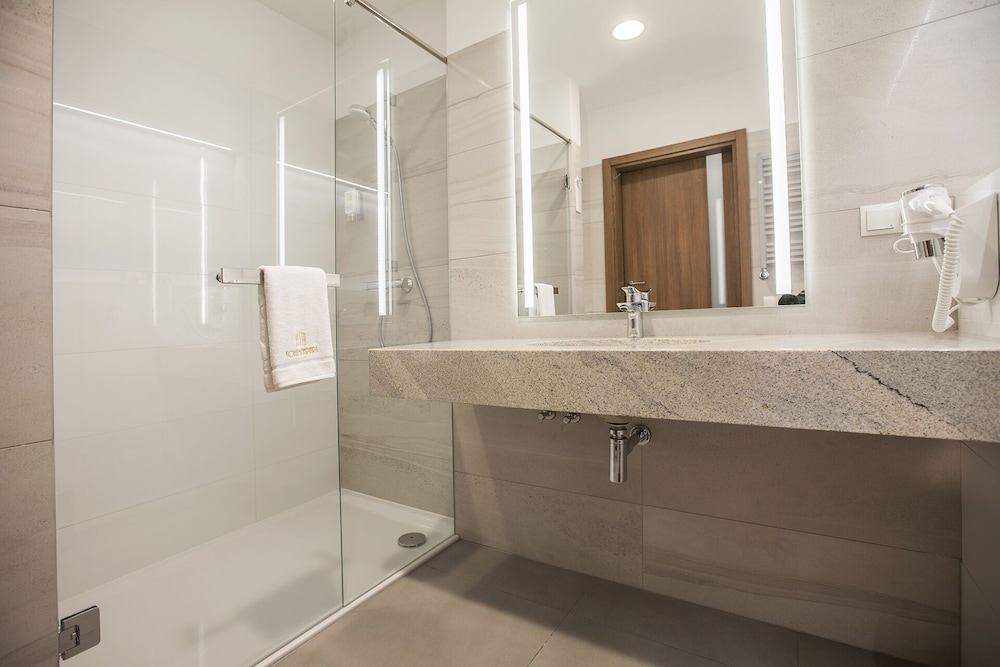 Deluxe Double or Twin Room - Photo 4