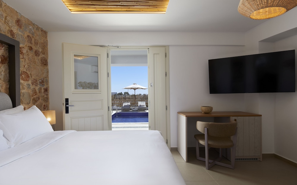 King Guestroom with Private Heated Pool and Hydromassage