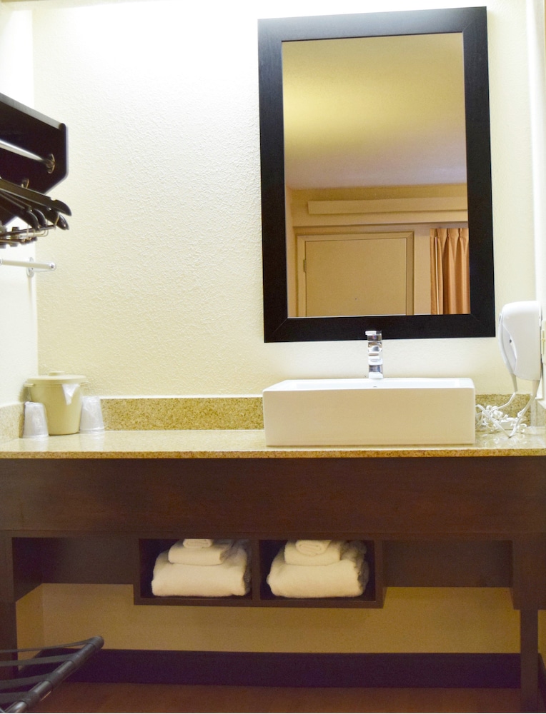 Superior Room, 1 King Bed (Smoke Free) - Photo 8