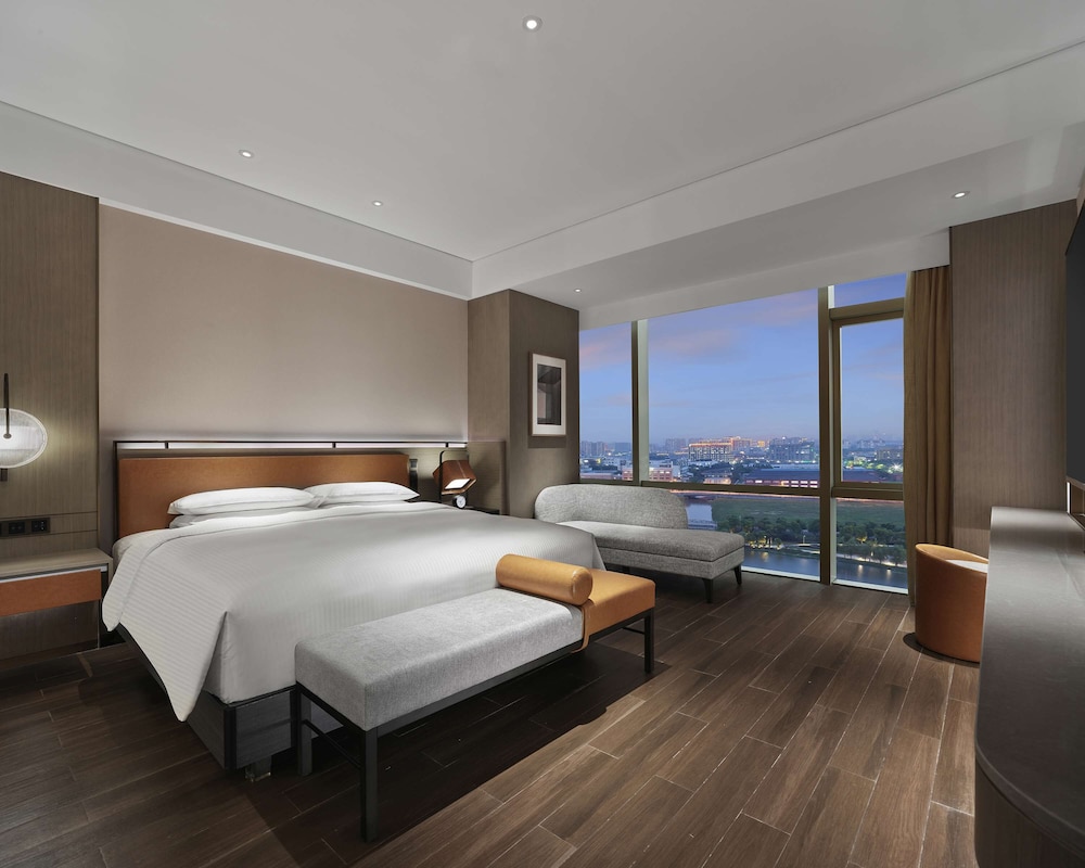 Deluxe Room, 1 King Bed (Club) photo 3