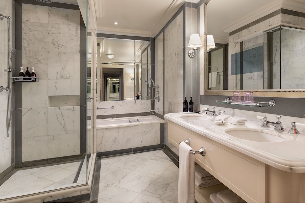Luxury Suite, 1 King Bed, Balcony, River View photo 3