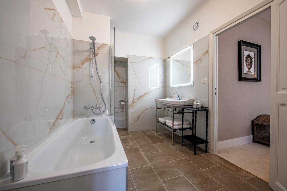 Basic Suite - Photo 2