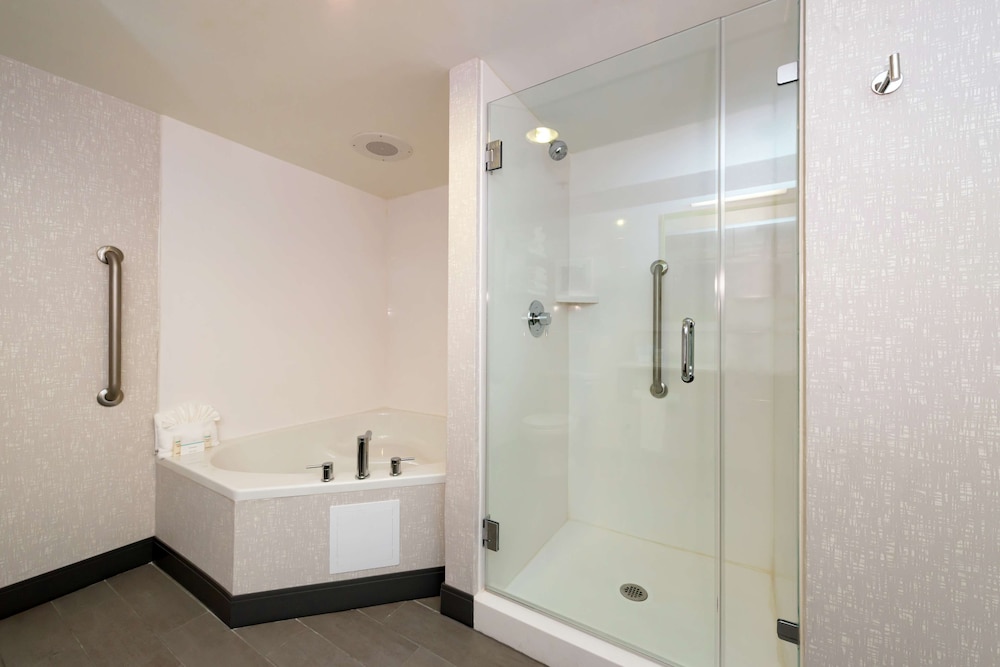 Room, 1 King Bed, Bathtub - Photo 6