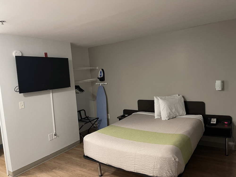 Deluxe Room, 1 Queen Bed, Non Smoking, Kitchenette - Photo 2