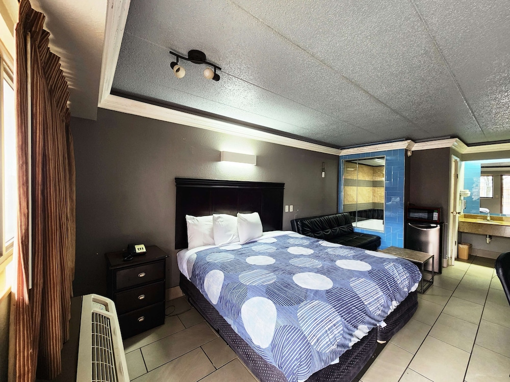 Suite, 1 King Bed, Smoking (Modern)