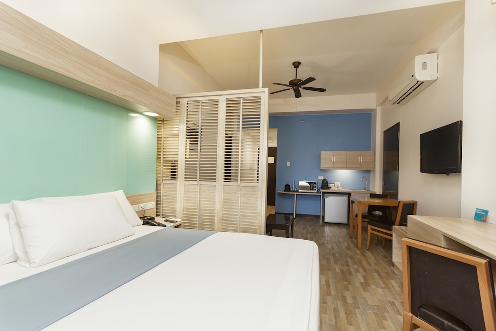 Suite, 1 Queen Bed, Non Smoking (Sunset View)