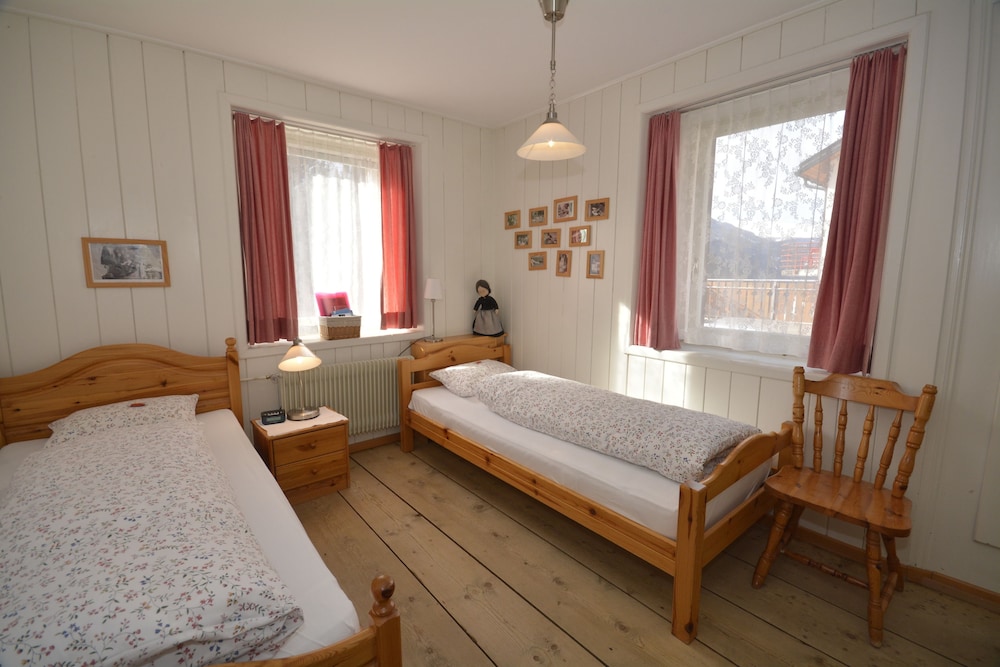 Economy Twin Room with Shared Bathroom
