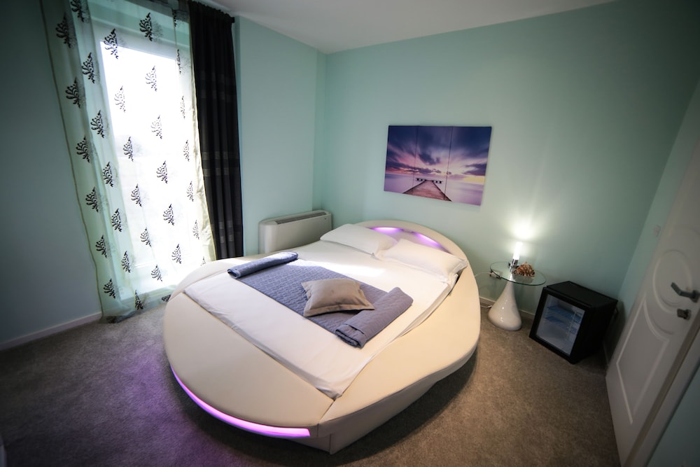 Family Double Room, 1 Bedroom, Private Bathroom photo 3