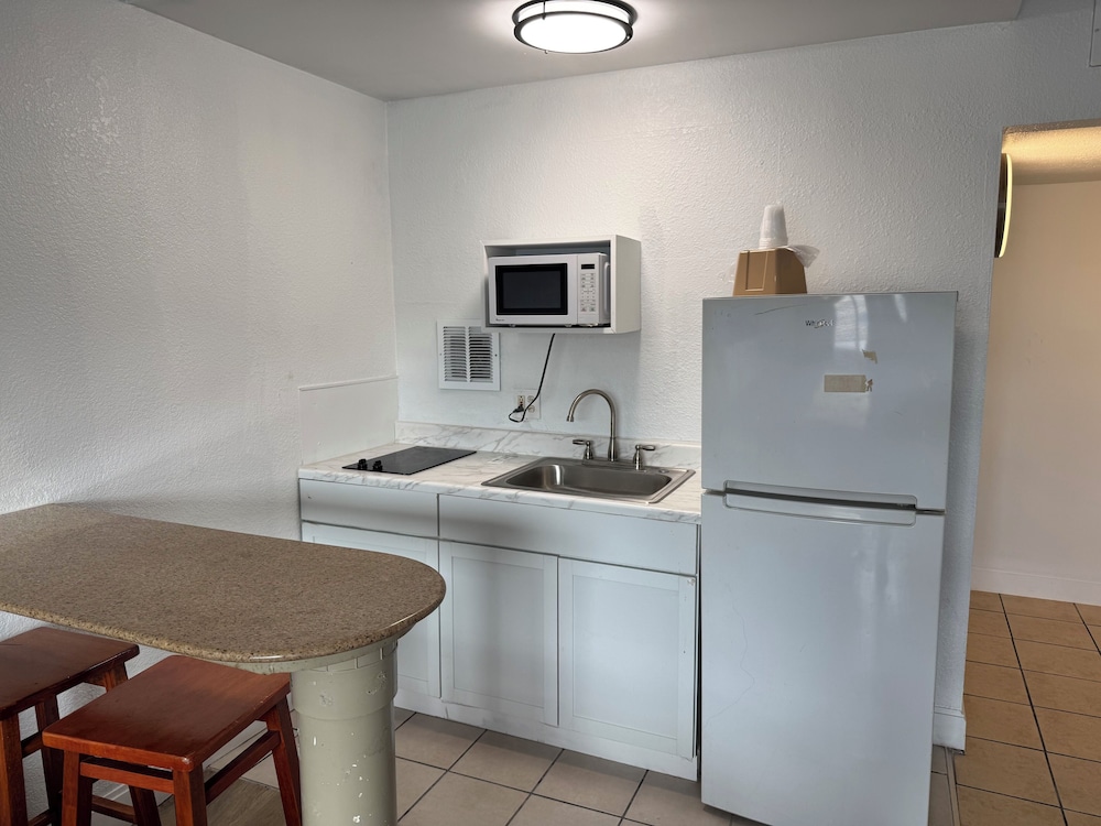 Kind Bed Studio with Kitchenette | 1 King Bed photo 2