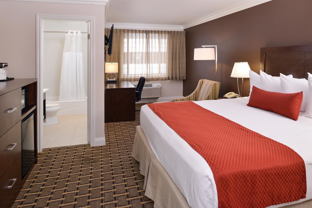 Standard Room, 1 King Bed, Accessible, Bathtub