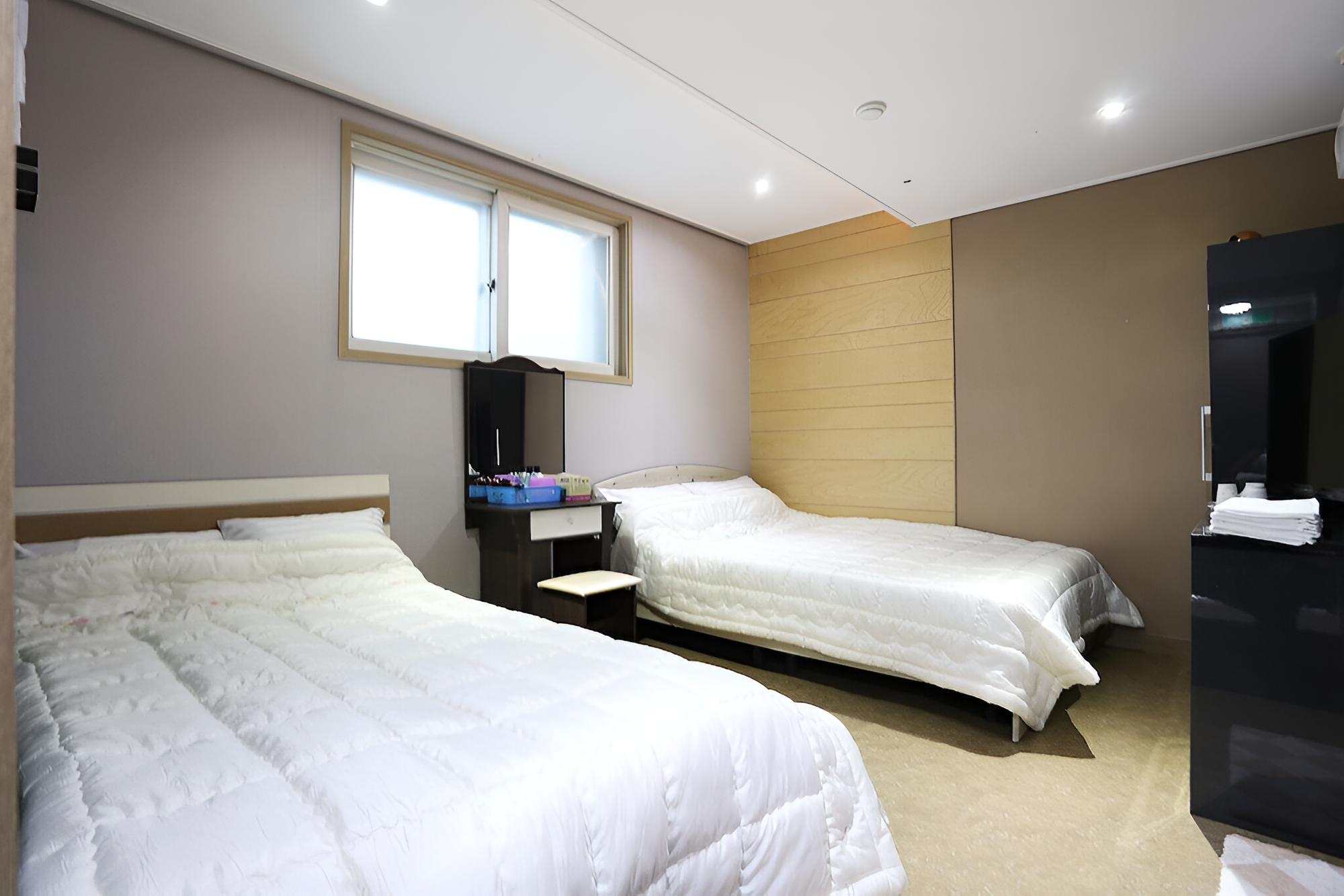 Room (Twin (Double + Single Bed)) - Photo 1