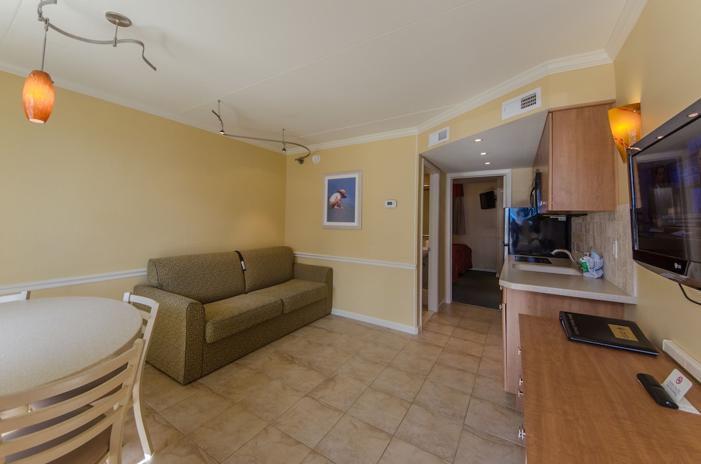 Standard Suite, 1 Bedroom, Pool View photo 3