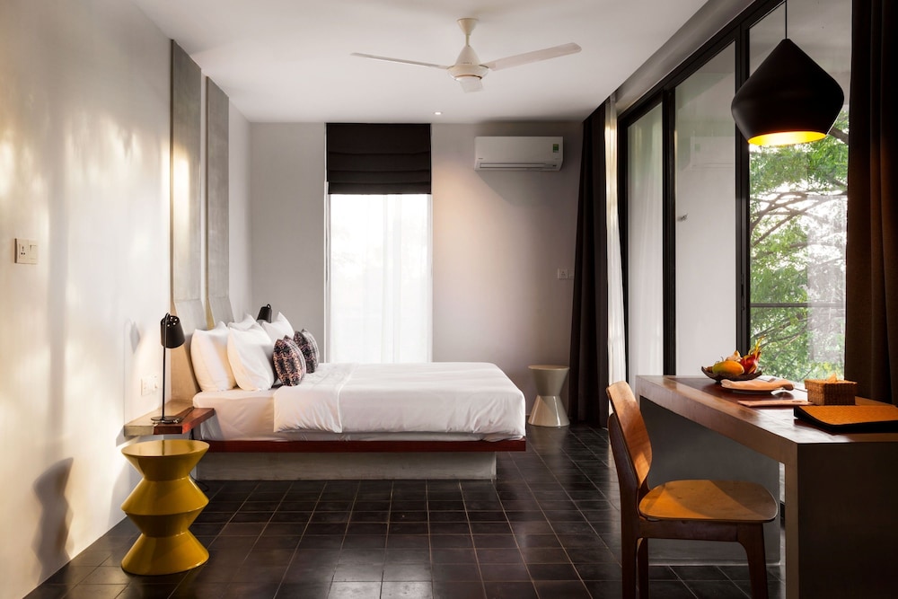 Presidential Suite with Balcony + Free Pickup + 1 Time Set Lunch + 50% Spa photo 2