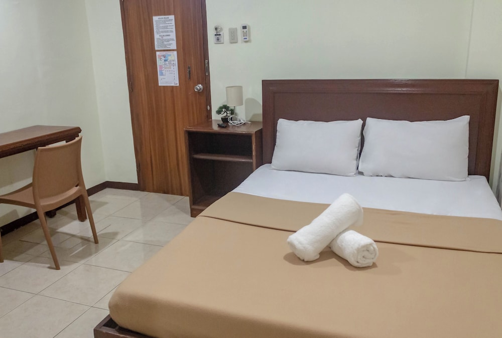 Deluxe Room, 1 Queen Bed photo 3