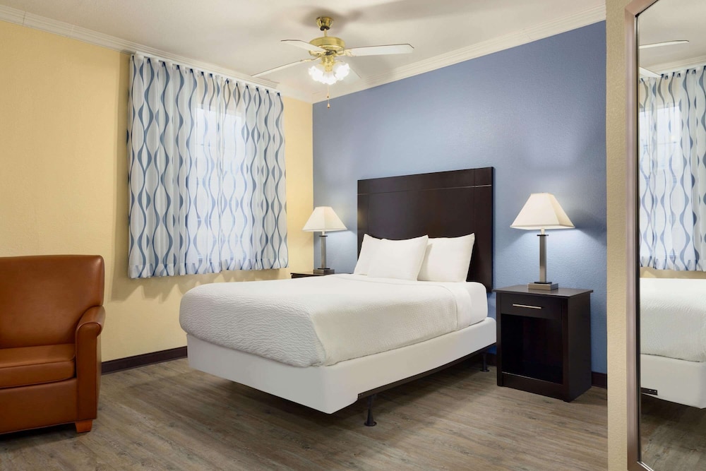 Room, 1 King Bed, Non Smoking - Photo 8