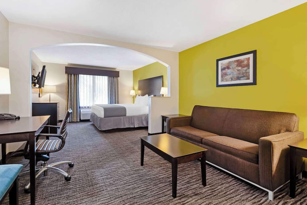 Suite, 1 King Bed, Non Smoking, Refrigerator & Microwave - Photo 1