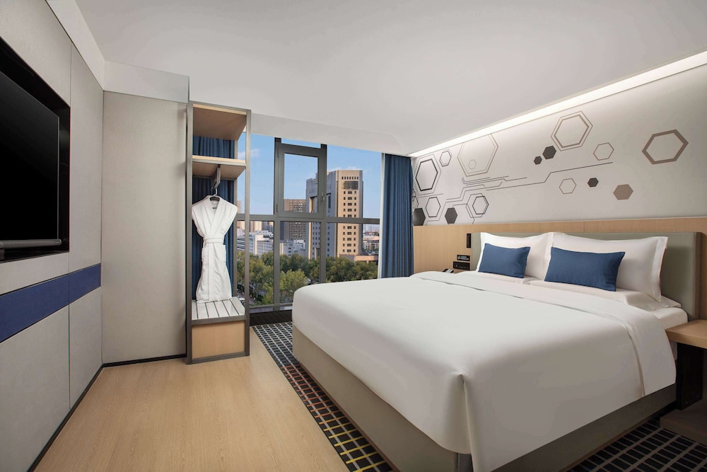 Room, 1 King Bed, Non Smoking (Select) photo 1