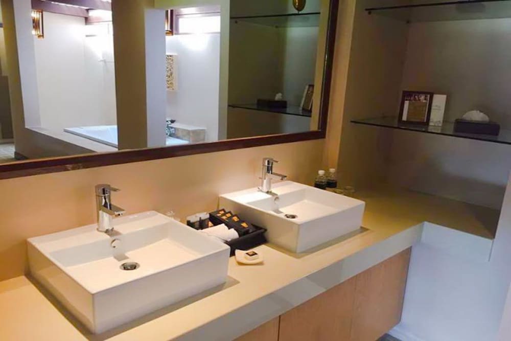 Honeymoon Suite - Photo 7